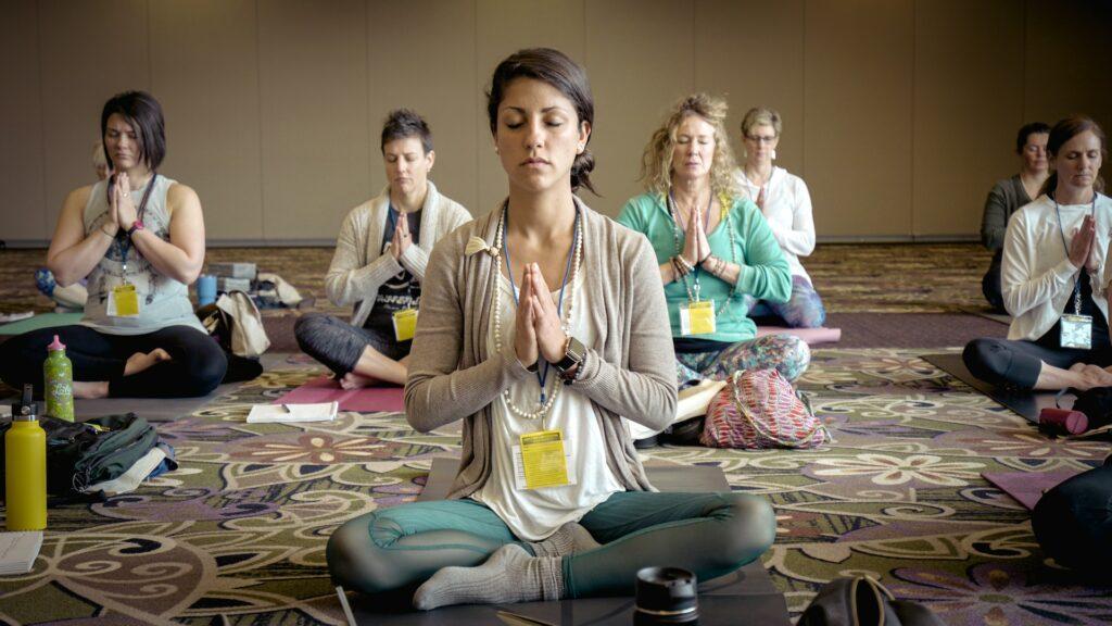 Yoga Klasse beim Retreat in Indien